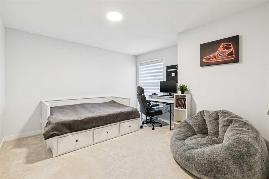 153 Edith Villas Nw, Calgary, AB - Indoor Photo Showing Bedroom