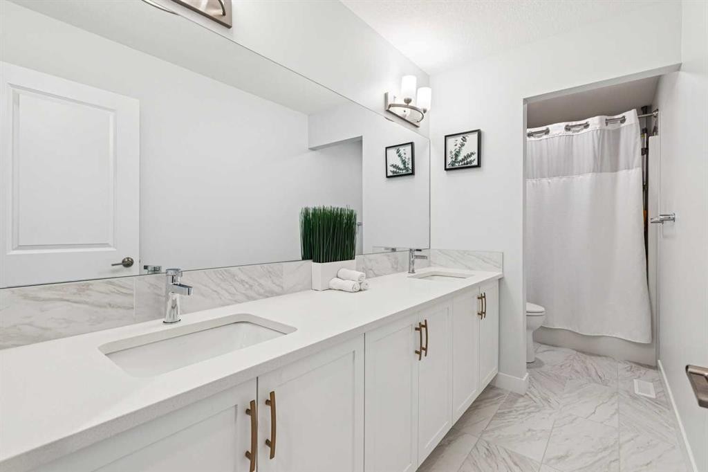 153 Edith Villas Nw, Calgary, AB - Indoor Photo Showing Bathroom