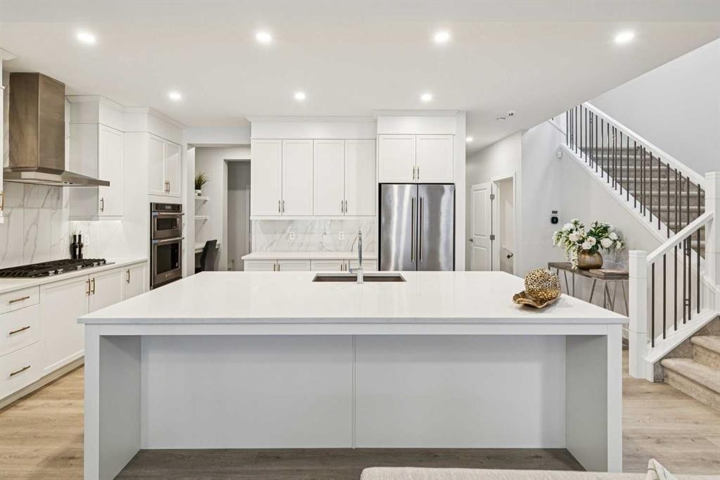 153 Edith Villas Nw, Calgary, AB - Indoor Photo Showing Kitchen With Upgraded Kitchen