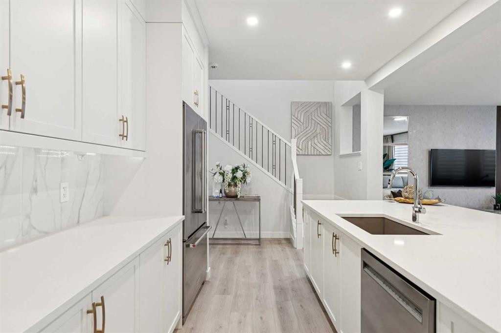 153 Edith Villas Nw, Calgary, AB - Indoor Photo Showing Kitchen With Upgraded Kitchen