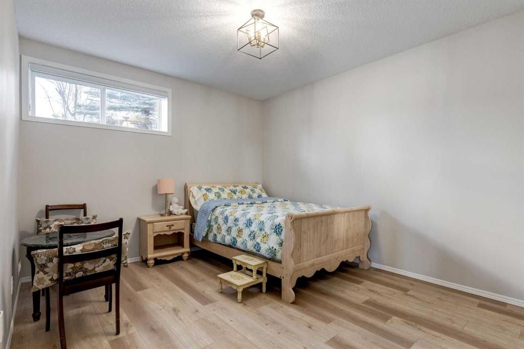 79 Discovery Ridge Park Sw, Calgary, AB - Indoor Photo Showing Bedroom