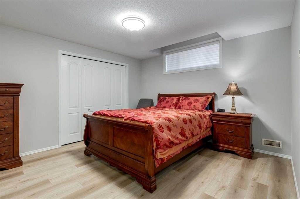 79 Discovery Ridge Park Sw, Calgary, AB - Indoor Photo Showing Bedroom