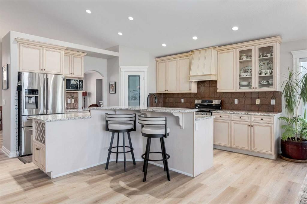 79 Discovery Ridge Park Sw, Calgary, AB - Indoor Photo Showing Kitchen With Upgraded Kitchen