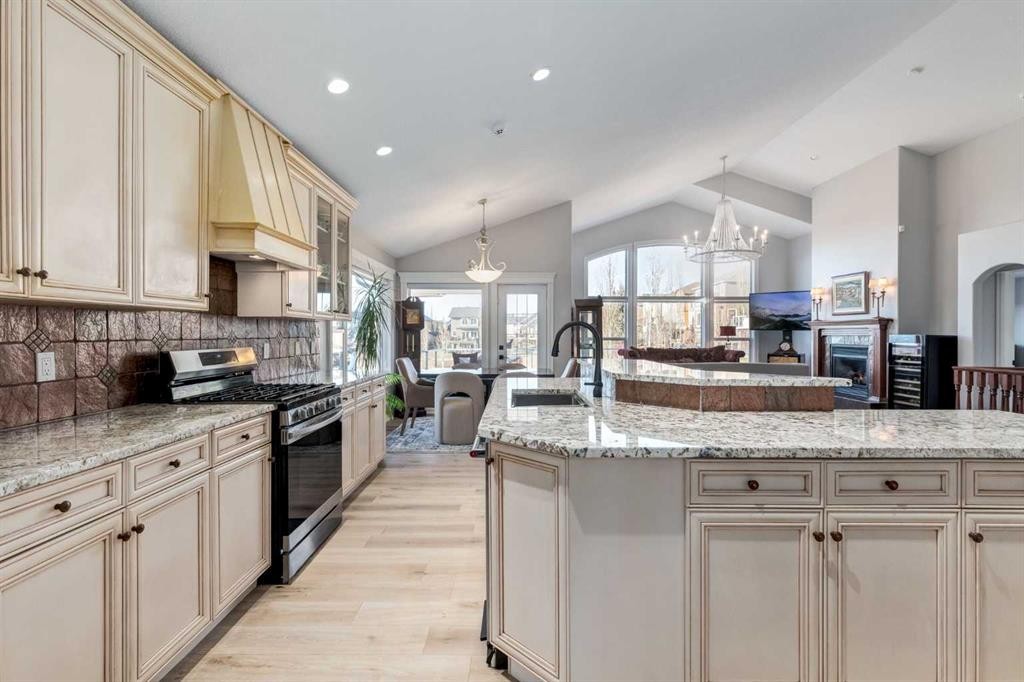 79 Discovery Ridge Park Sw, Calgary, AB - Indoor Photo Showing Kitchen With Upgraded Kitchen