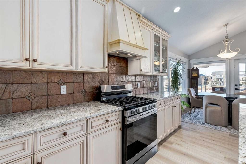 79 Discovery Ridge Park Sw, Calgary, AB - Indoor Photo Showing Kitchen With Upgraded Kitchen