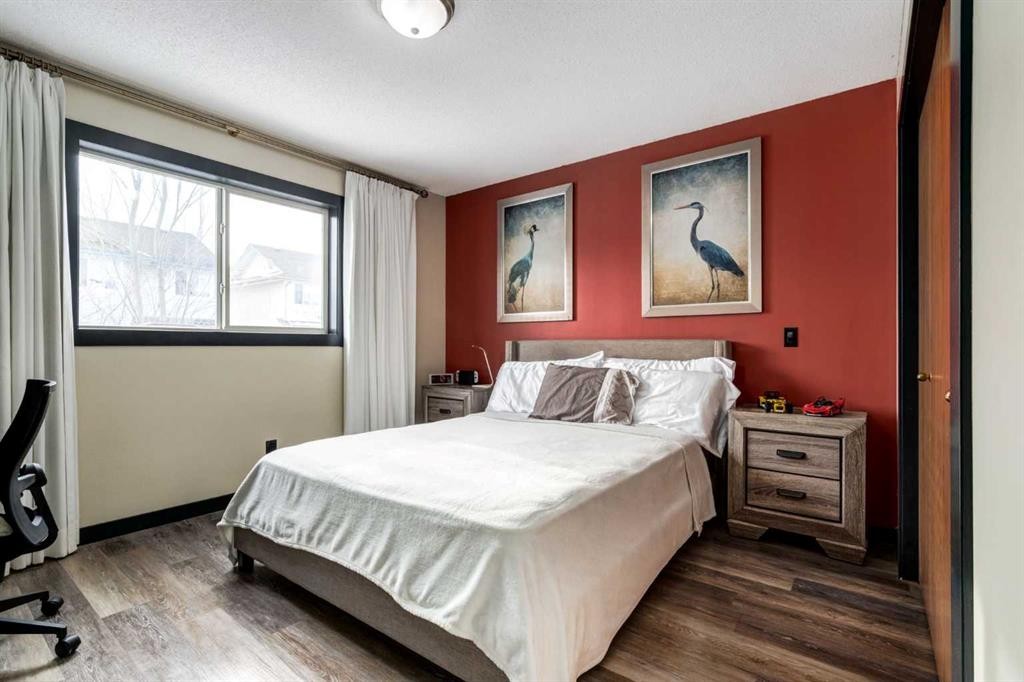 140 Stonegate Close Nw, Airdrie, AB - Indoor Photo Showing Bedroom