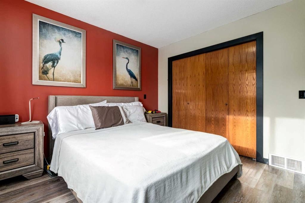 140 Stonegate Close Nw, Airdrie, AB - Indoor Photo Showing Bedroom