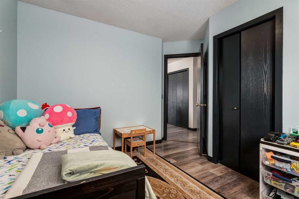 140 Stonegate Close Nw, Airdrie, AB - Indoor Photo Showing Bedroom