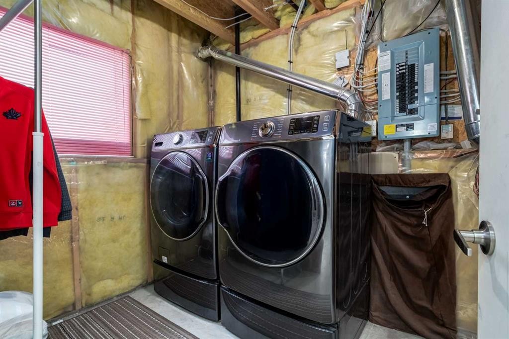 140 Stonegate Close Nw, Airdrie, AB - Indoor Photo Showing Laundry Room