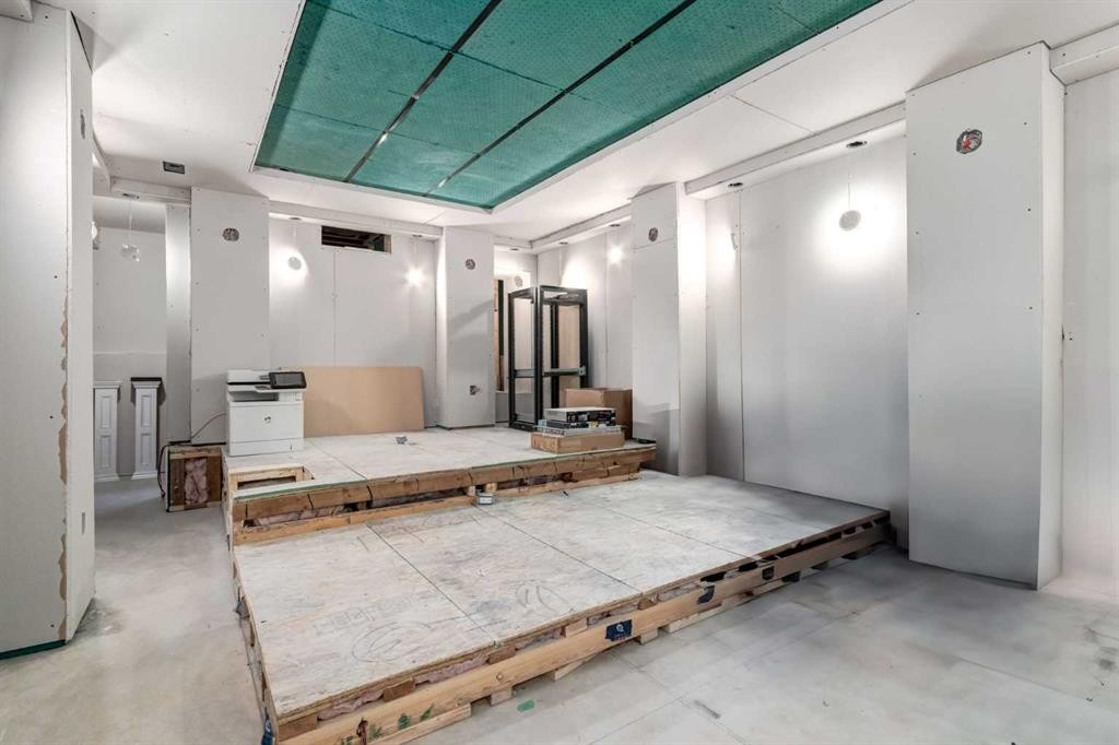 140 Stonegate Close Nw, Airdrie, AB - Indoor Photo Showing Other Room