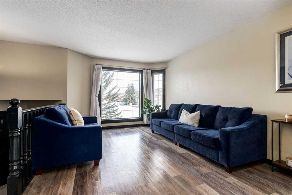 140 Stonegate Close Nw, Airdrie, AB - Indoor Photo Showing Living Room