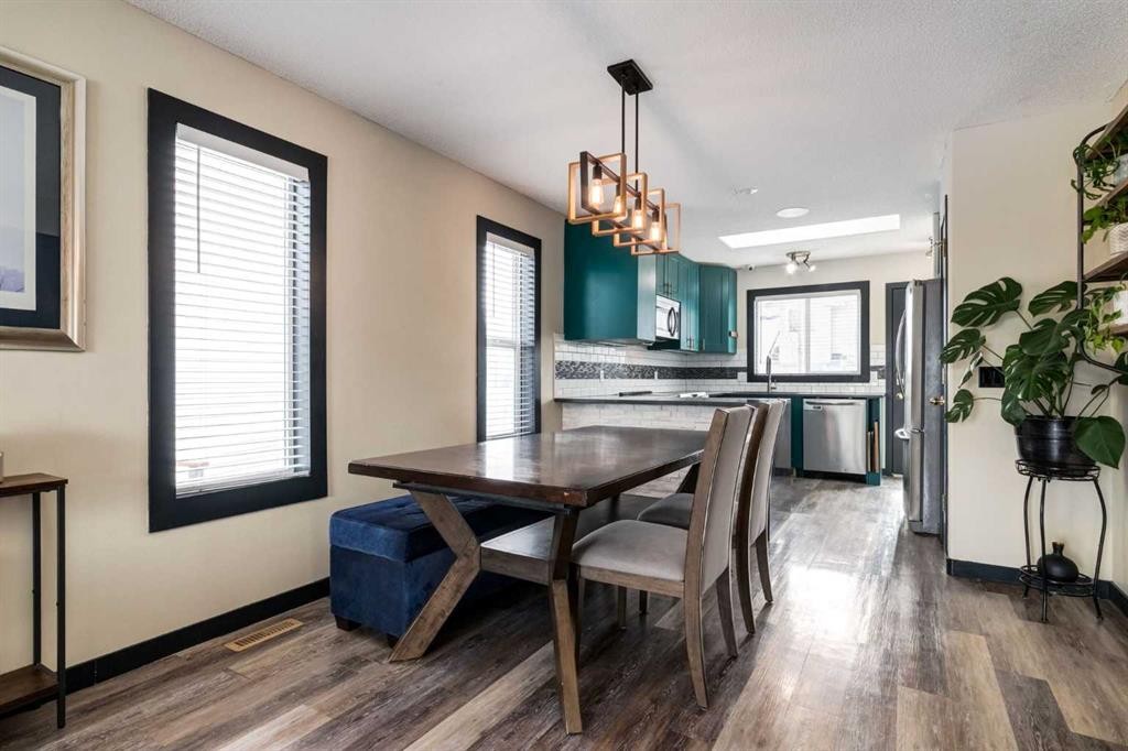 140 Stonegate Close Nw, Airdrie, AB - Indoor Photo Showing Dining Room