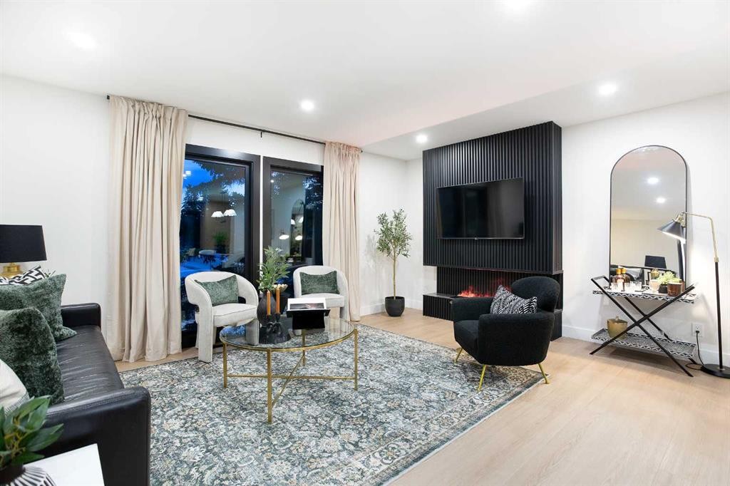 2416 Palliser Drive Sw, Calgary, AB - Indoor Photo Showing Living Room