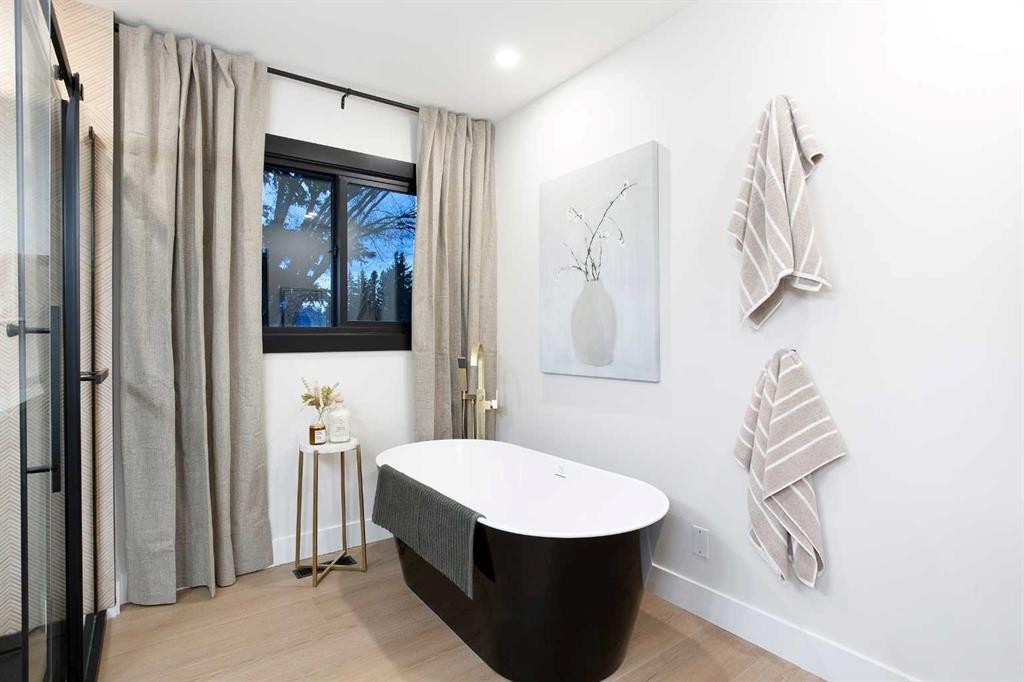 2416 Palliser Drive Sw, Calgary, AB - Indoor Photo Showing Bathroom