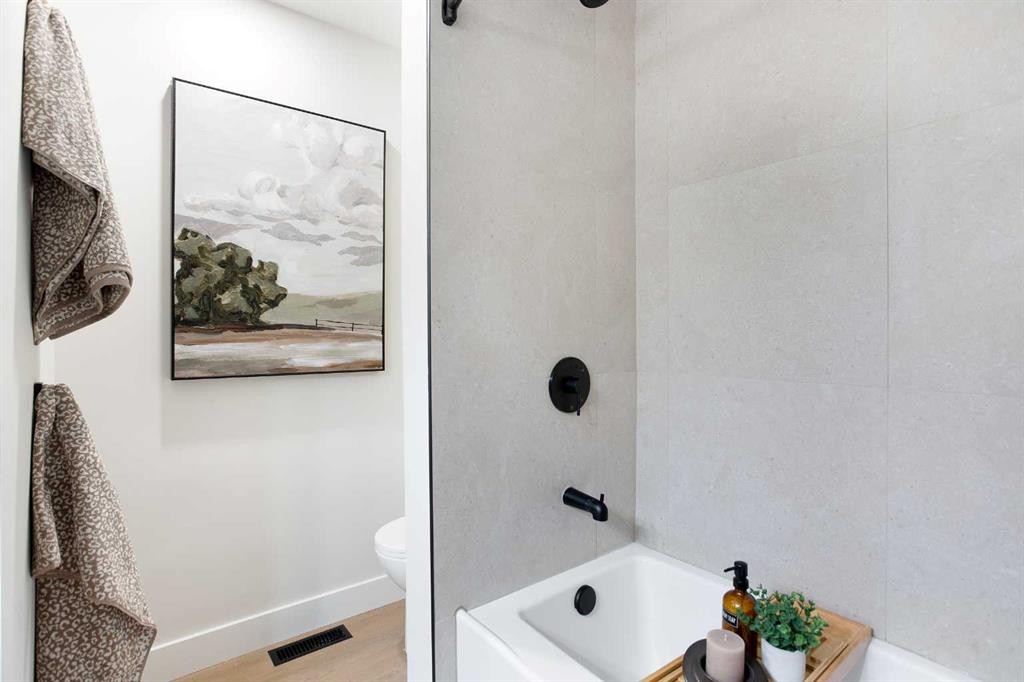 2416 Palliser Drive Sw, Calgary, AB - Indoor Photo Showing Bathroom