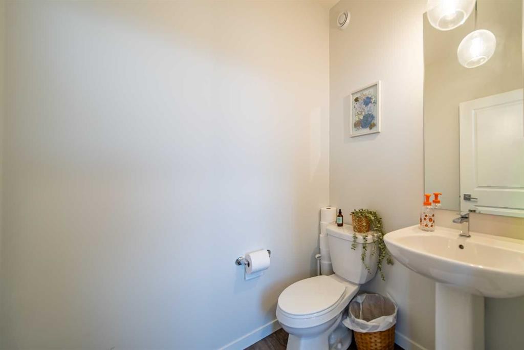 27 Iris Crescent, Okotoks, AB - Indoor Photo Showing Bathroom
