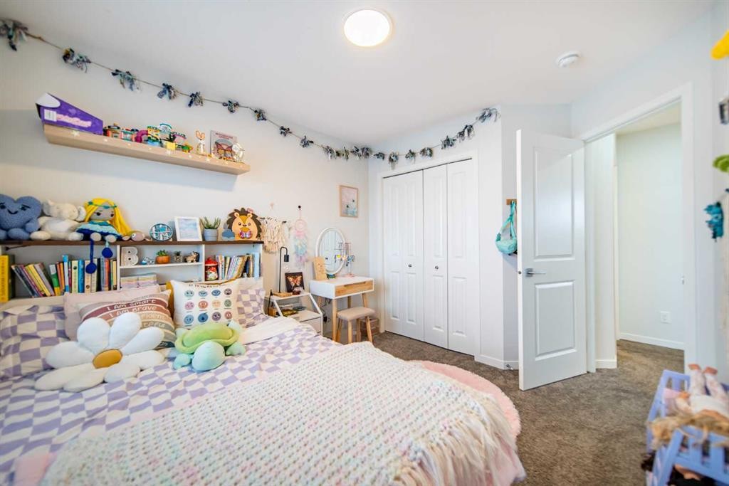 27 Iris Crescent, Okotoks, AB - Indoor Photo Showing Bedroom