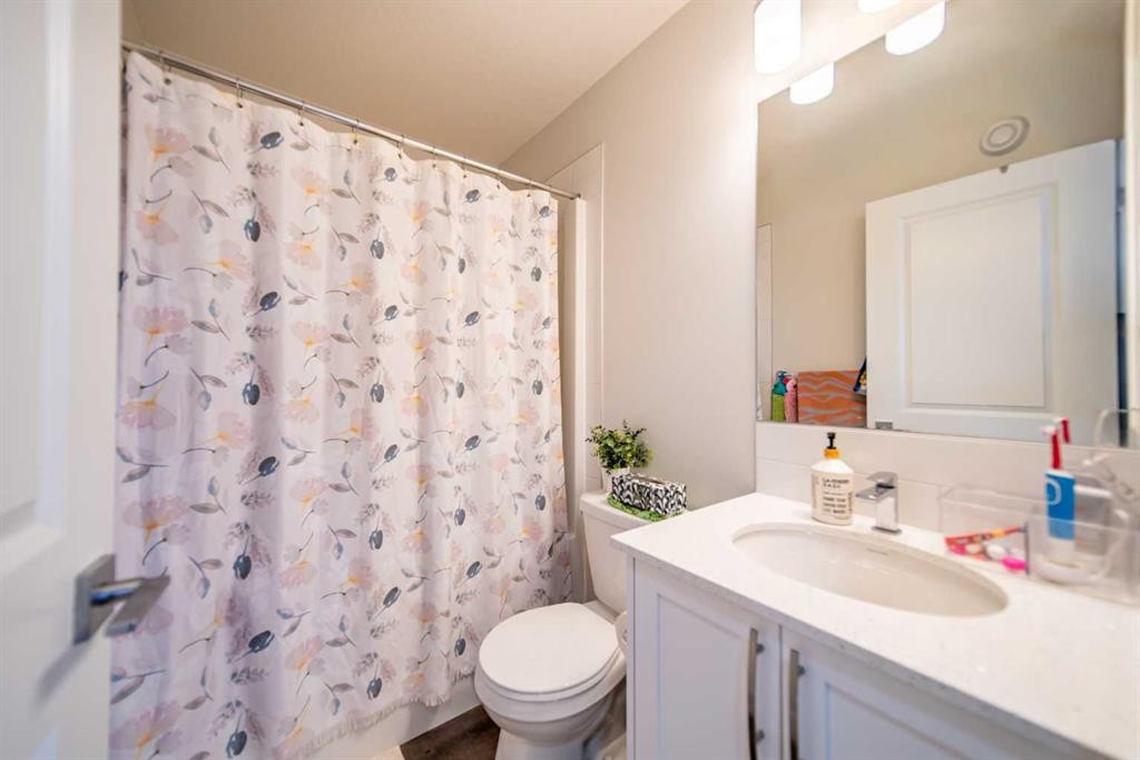 27 Iris Crescent, Okotoks, AB - Indoor Photo Showing Bathroom