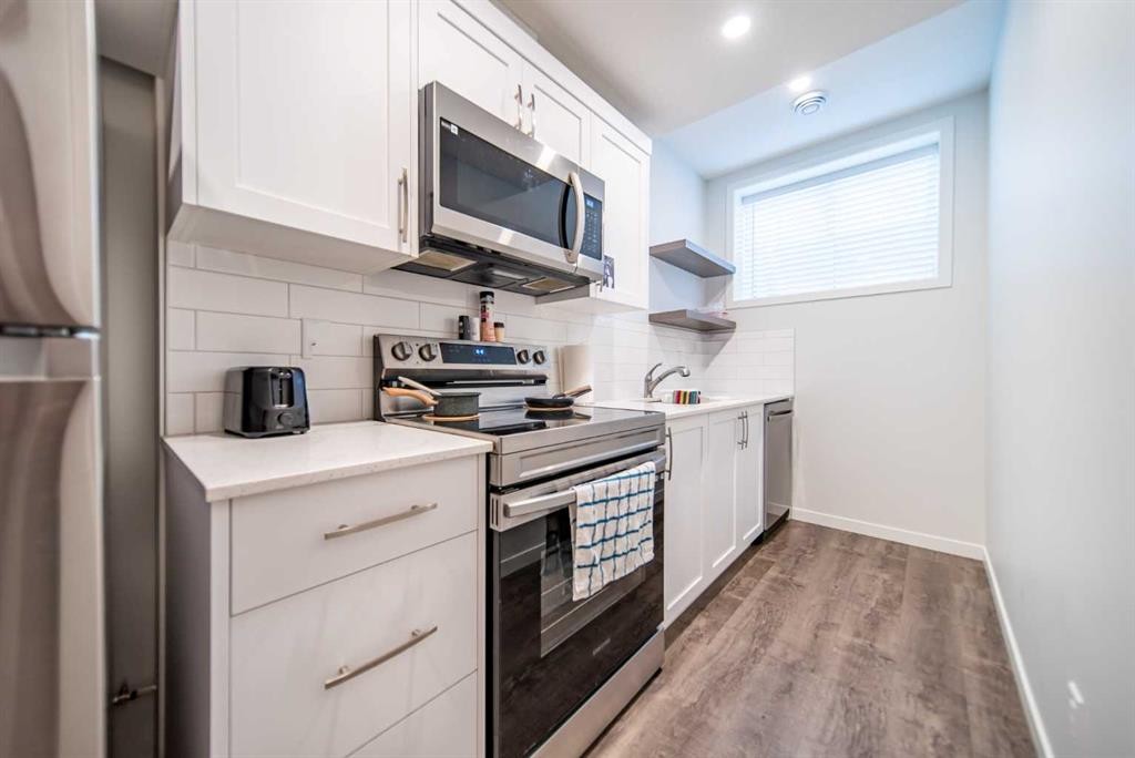 27 Iris Crescent, Okotoks, AB - Indoor Photo Showing Kitchen