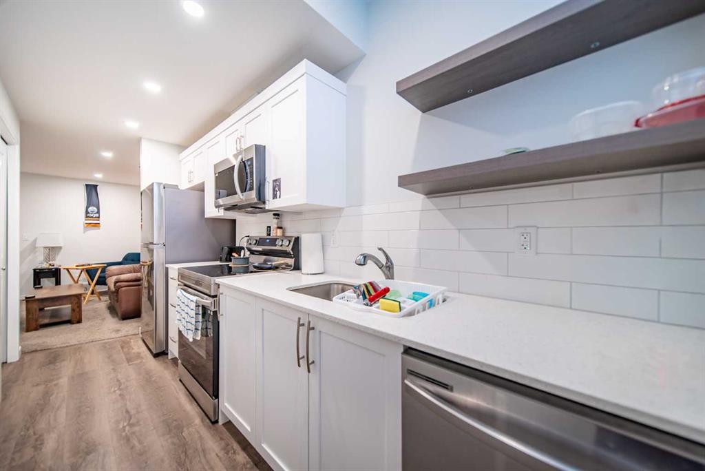 27 Iris Crescent, Okotoks, AB - Indoor Photo Showing Kitchen