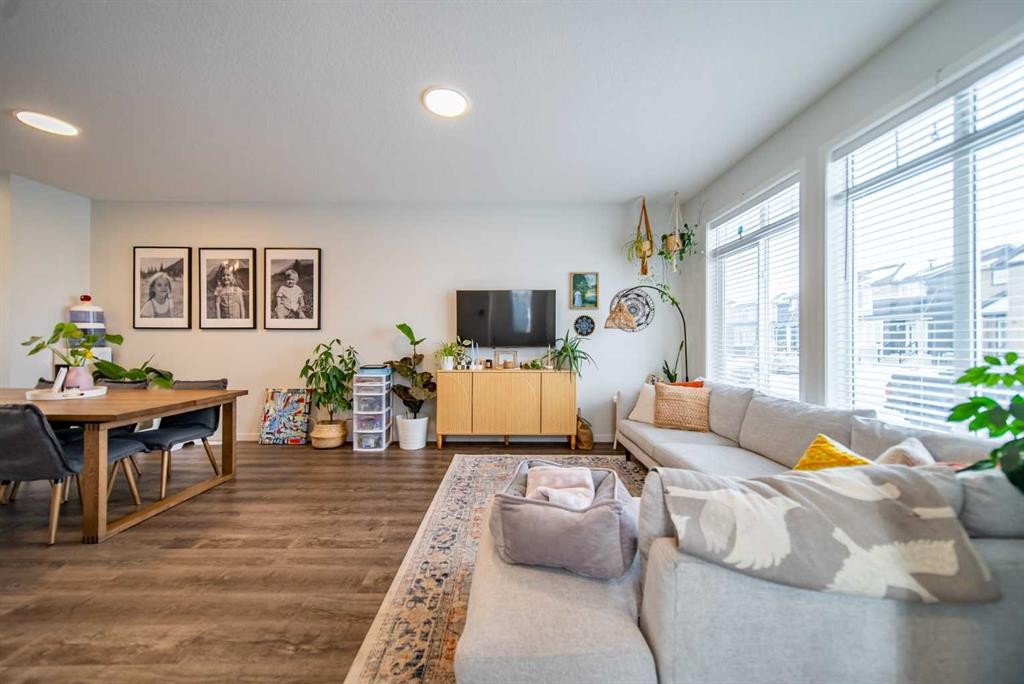 27 Iris Crescent, Okotoks, AB - Indoor Photo Showing Living Room
