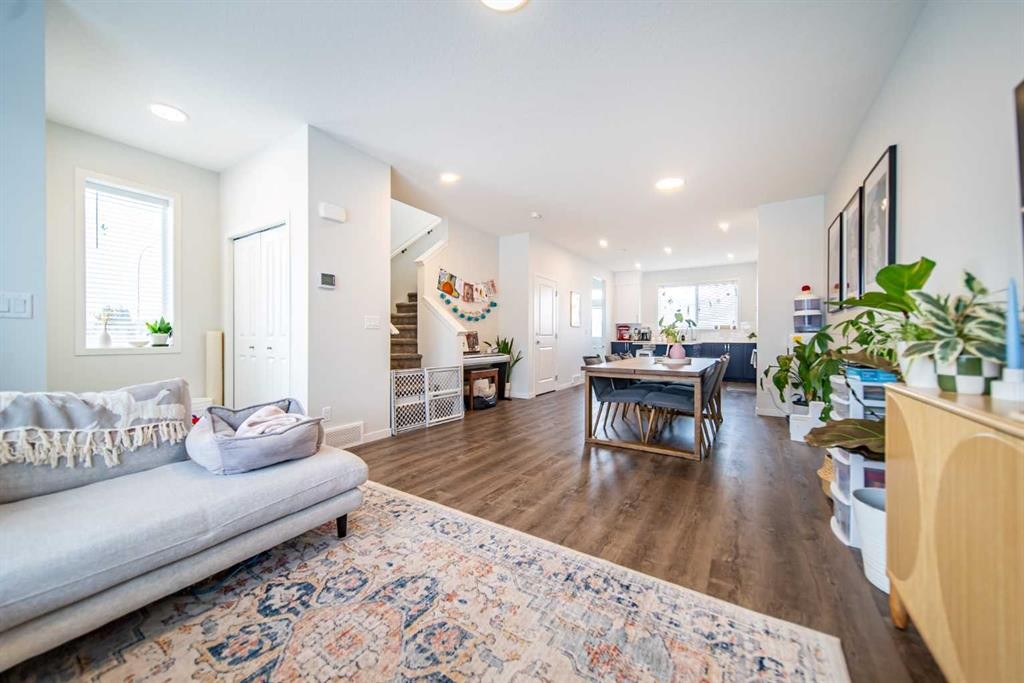 27 Iris Crescent, Okotoks, AB - Indoor Photo Showing Living Room