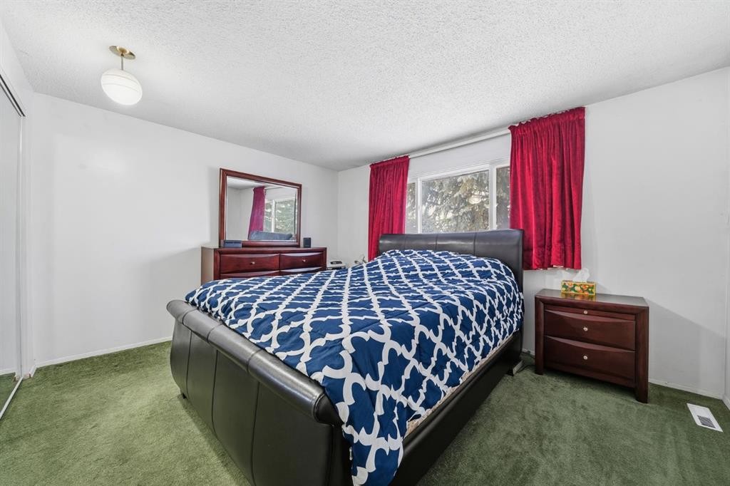 6411 26 Avenue Ne, Calgary, AB - Indoor Photo Showing Bedroom