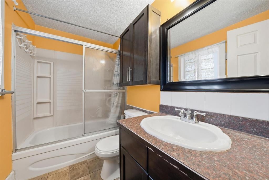 6411 26 Avenue Ne, Calgary, AB - Indoor Photo Showing Bathroom