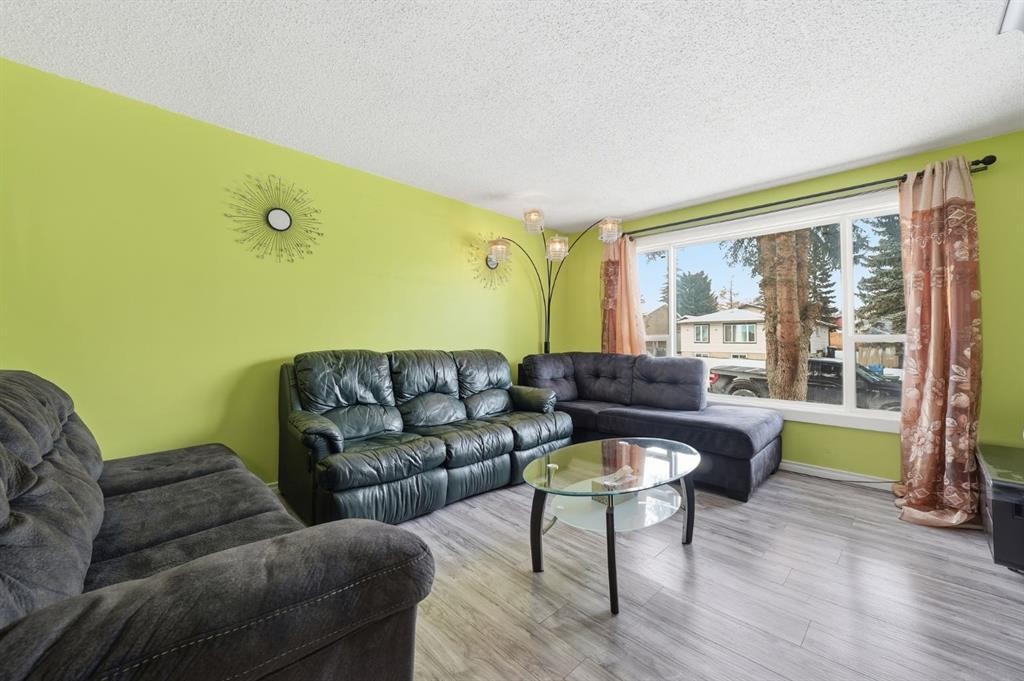 6411 26 Avenue Ne, Calgary, AB - Indoor Photo Showing Living Room