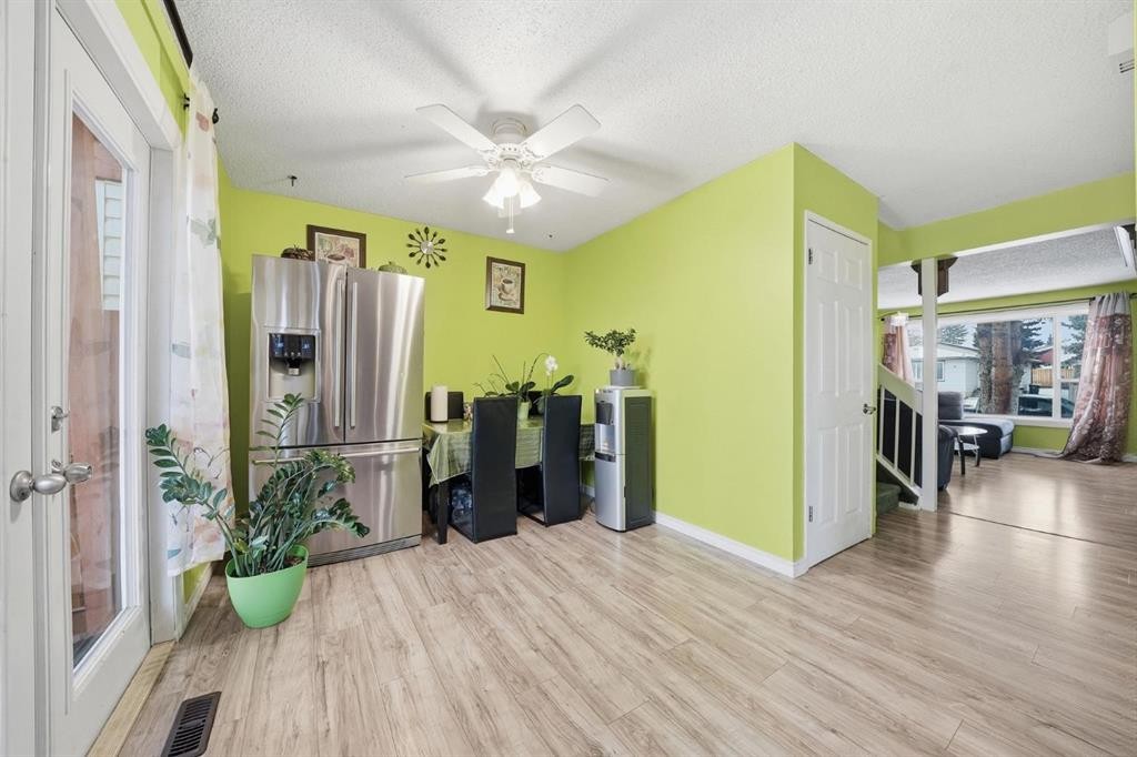 6411 26 Avenue Ne, Calgary, AB - Indoor Photo Showing Other Room