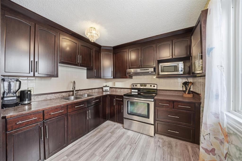 6411 26 Avenue Ne, Calgary, AB - Indoor Photo Showing Kitchen With Stainless Steel Kitchen With Double Sink