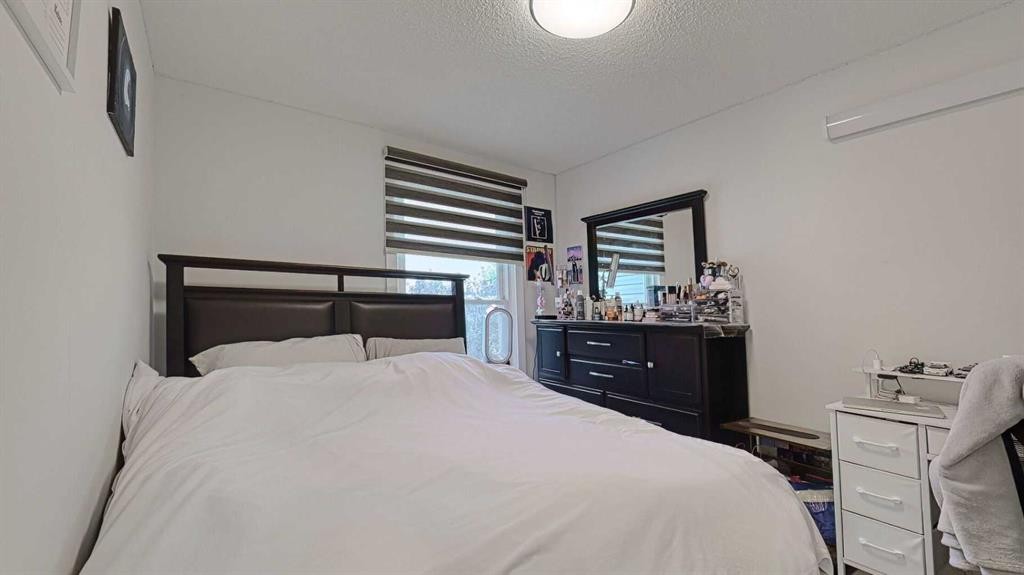 559 Abinger Road Ne, Calgary, AB - Indoor Photo Showing Bedroom
