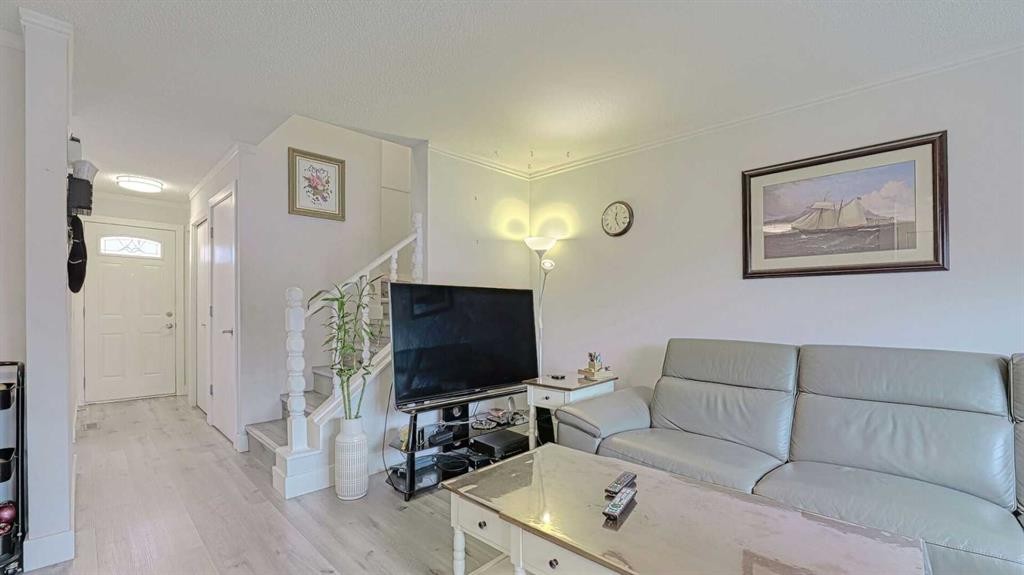 559 Abinger Road Ne, Calgary, AB - Indoor