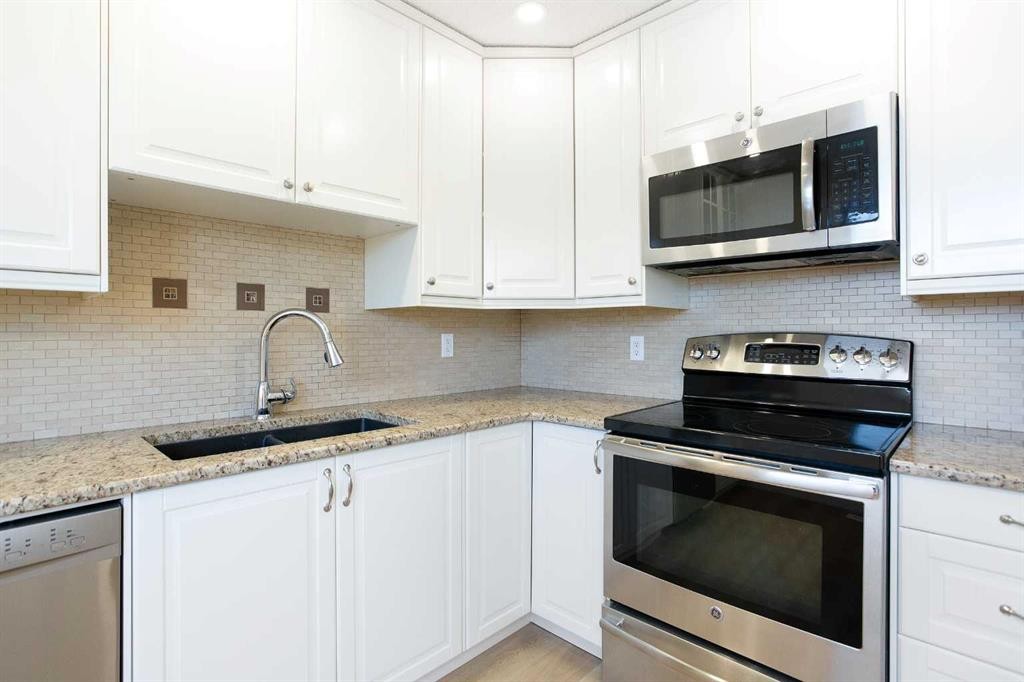 14668 Deer Run Drive Se, Calgary, AB - Indoor Photo Showing Kitchen With Double Sink With Upgraded Kitchen