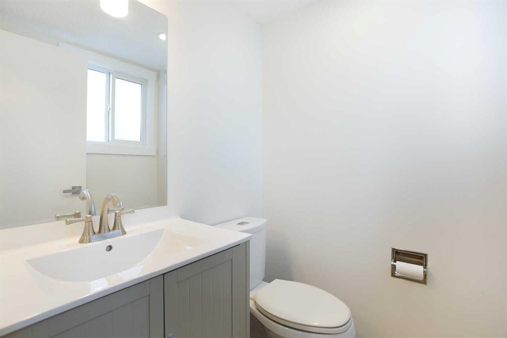 14668 Deer Run Drive Se, Calgary, AB - Indoor Photo Showing Bathroom