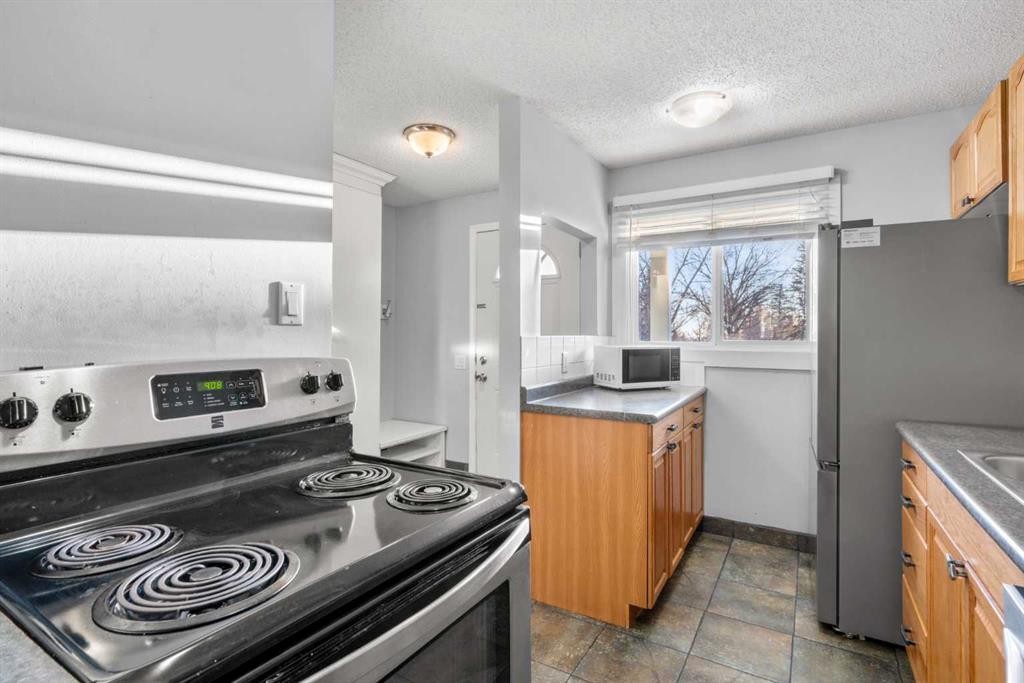 15-200 Shawnessy Drive Sw, Calgary, AB - Indoor Photo Showing Kitchen