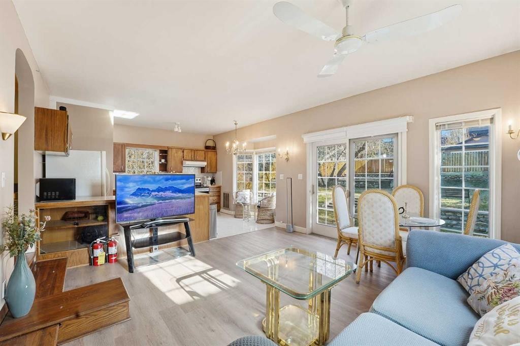 2314 Richmond Road Sw, Calgary, AB - Indoor Photo Showing Living Room