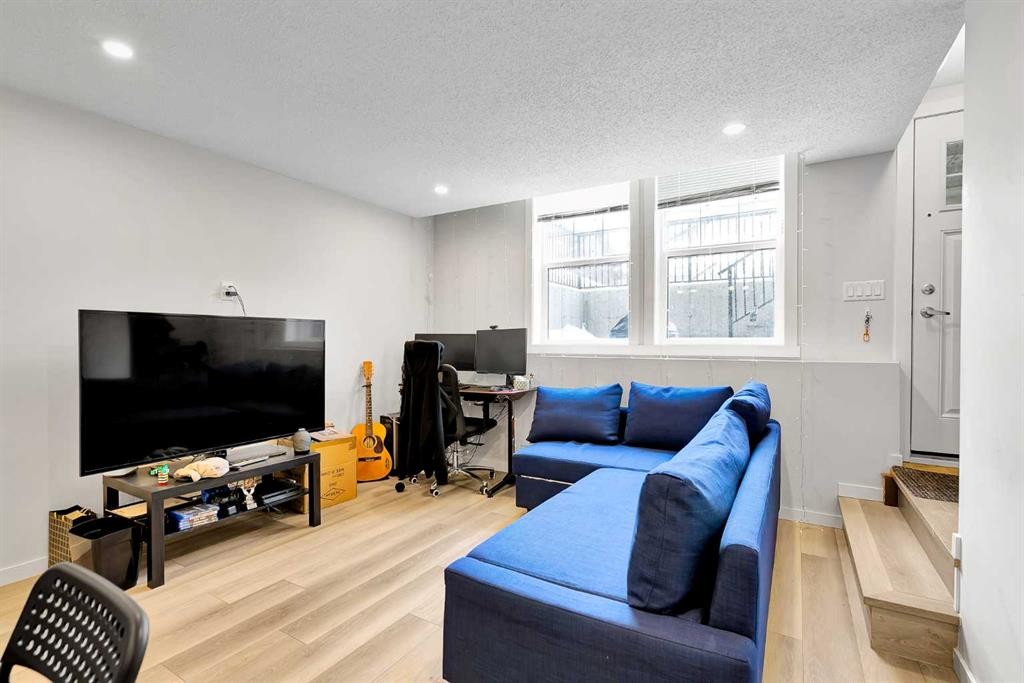 317 Cranbrook Square Se, Calgary, AB - Indoor Photo Showing Living Room