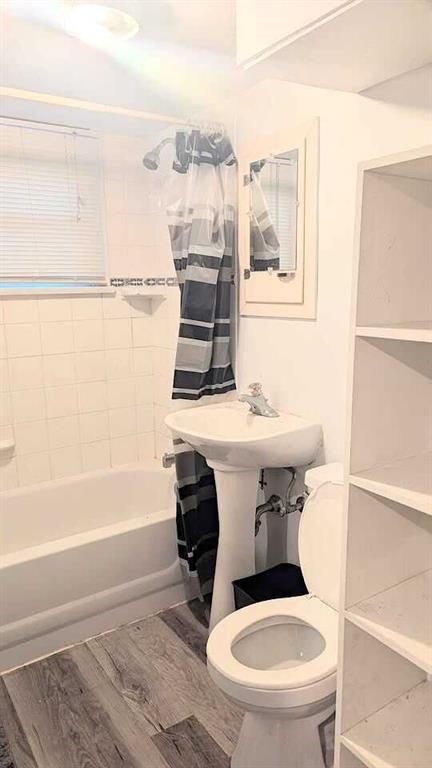 1436 22 Avenue Nw, Calgary, AB - Indoor Photo Showing Bathroom