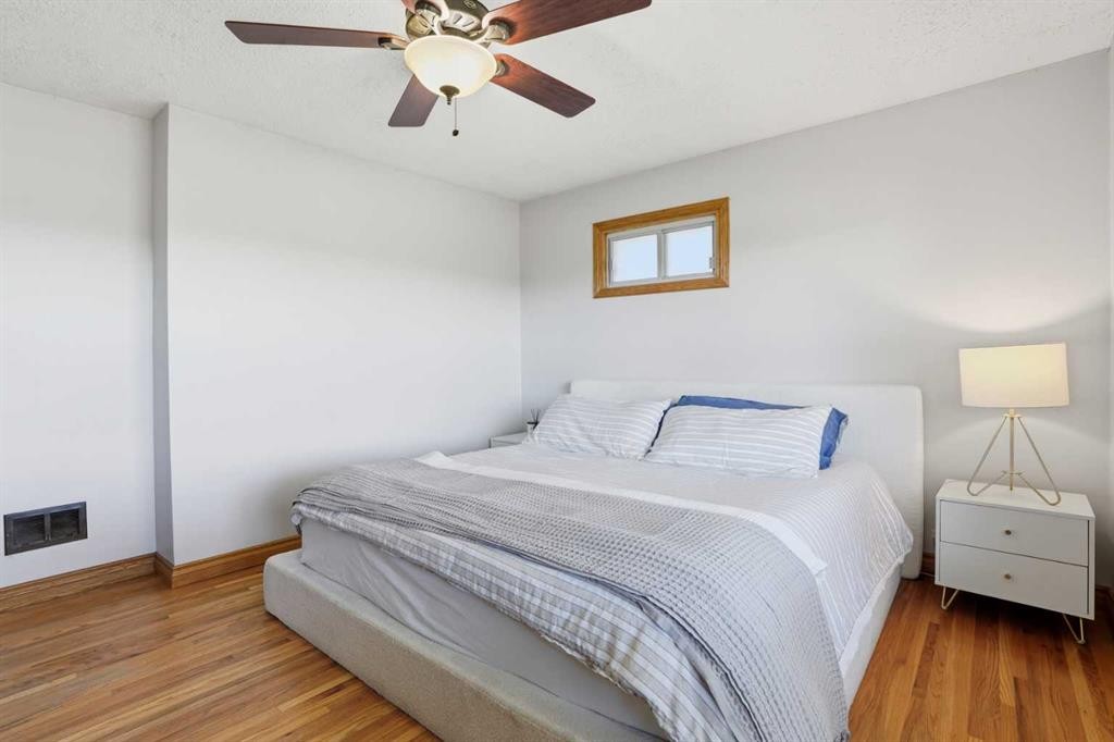 3003 25 Street Sw, Calgary, AB - Indoor Photo Showing Bedroom