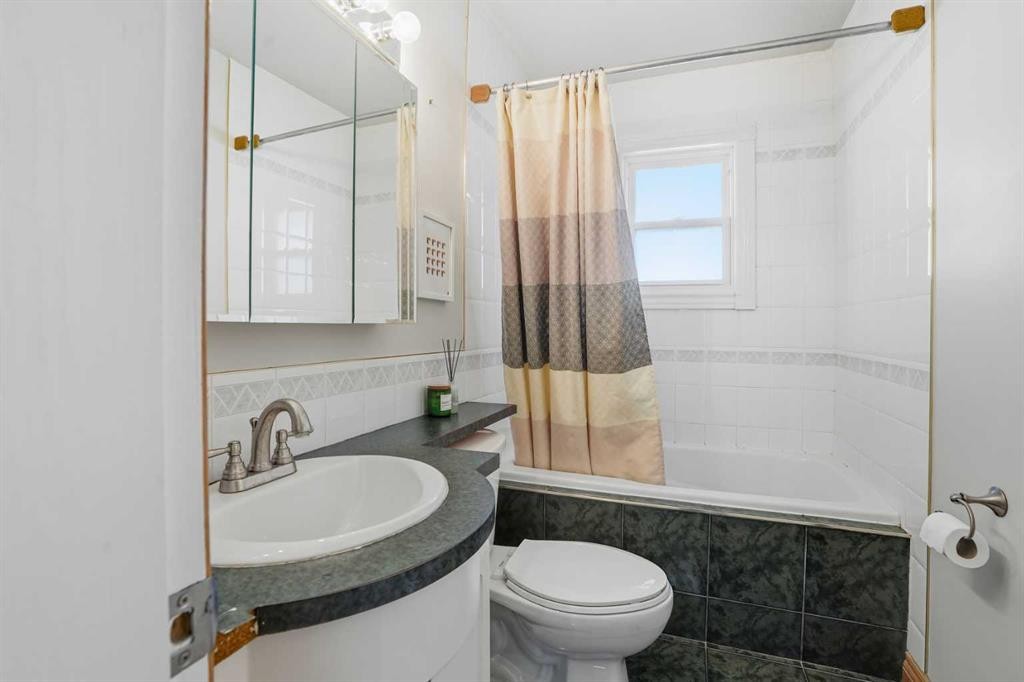 3003 25 Street Sw, Calgary, AB - Indoor Photo Showing Bathroom