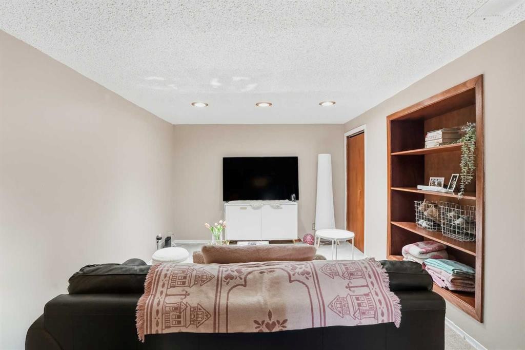 3003 25 Street Sw, Calgary, AB - Indoor Photo Showing Bedroom