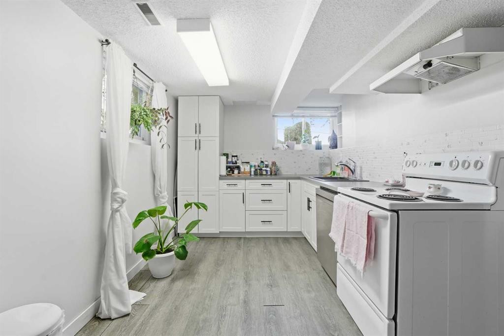 3003 25 Street Sw, Calgary, AB - Indoor Photo Showing Kitchen