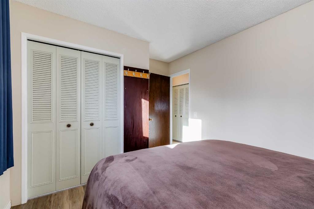 5611 Maidstone Crescent Ne, Calgary, AB - Indoor Photo Showing Bedroom