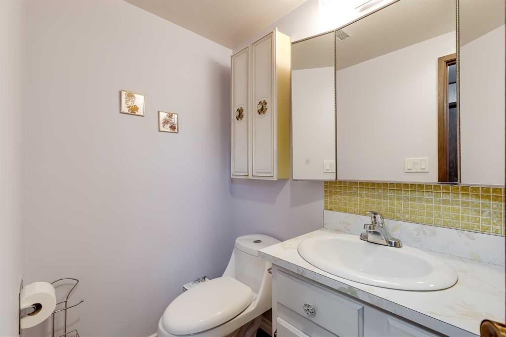 5611 Maidstone Crescent Ne, Calgary, AB - Indoor Photo Showing Bathroom