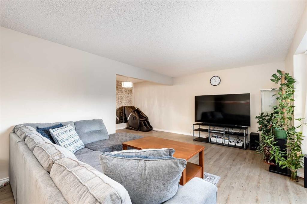 5611 Maidstone Crescent Ne, Calgary, AB - Indoor Photo Showing Living Room