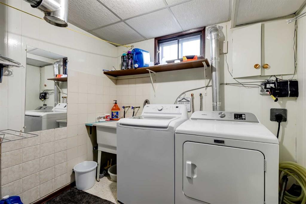 5611 Maidstone Crescent Ne, Calgary, AB - Indoor Photo Showing Laundry Room