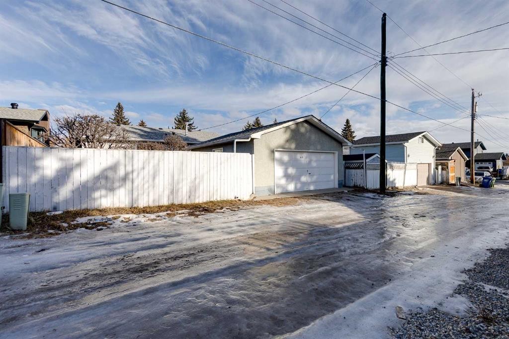 5611 Maidstone Crescent Ne, Calgary, AB - Outdoor