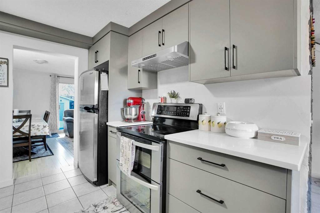 88 Abingdon Crescent Ne, Calgary, AB - Indoor Photo Showing Kitchen