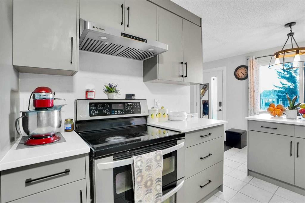 88 Abingdon Crescent Ne, Calgary, AB - Indoor Photo Showing Kitchen